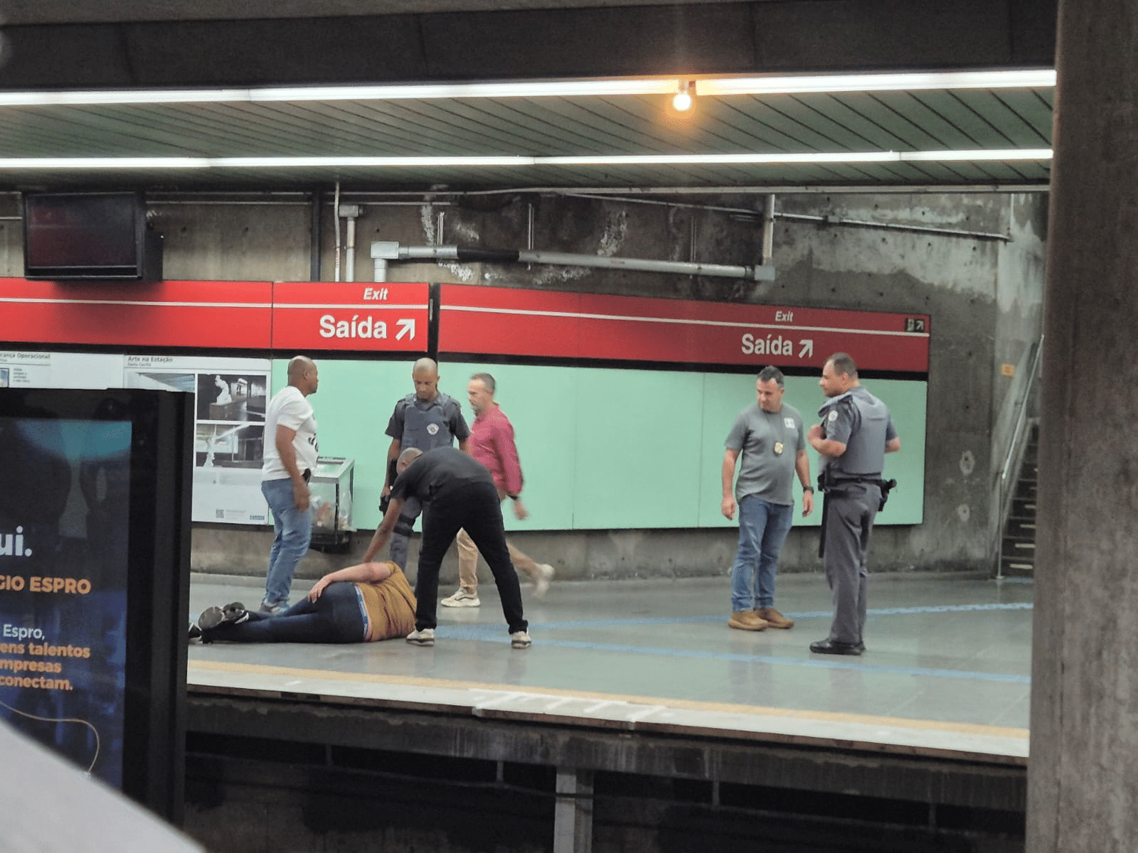 Homem baleado na estação Santa Cecília (Foto: Obtido pelo UOL)