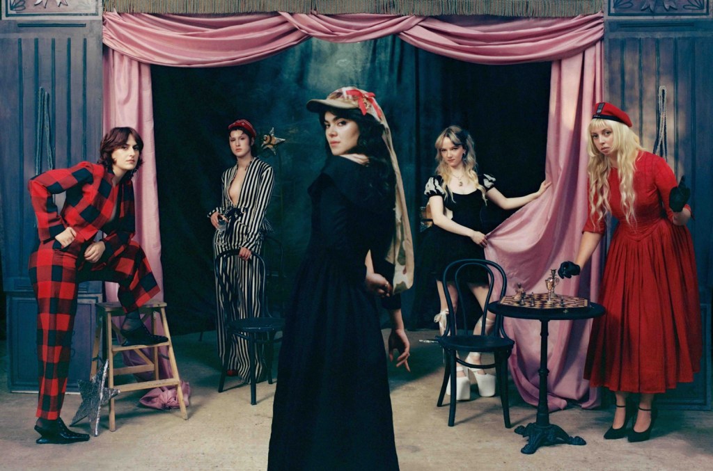 The Last Dinner Party lança álbum 'From The Pyre' com sonoridade mais sombria