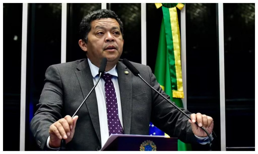 O senador Beto Faro (PT-PA) durante sessão plenária (Foto: Waldemir Barreto - 22.abr.2025/Agência Senado)