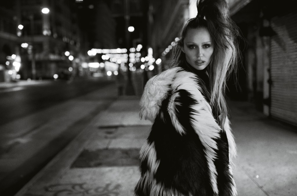 Assista ao álbum visual 'Something Beautiful' de Miley Cyrus online gratuitamente