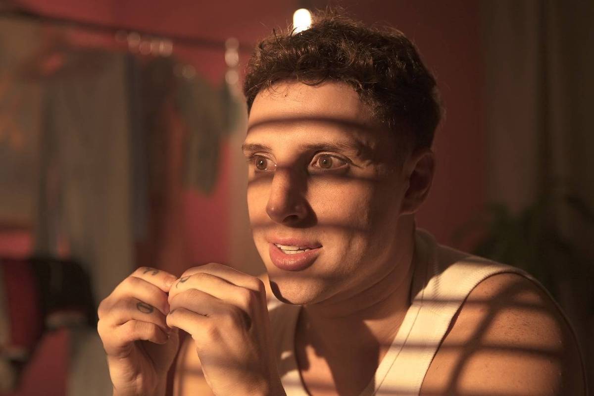Diego Martins lança álbum solo e afirma: 'sou ator, não estudei para ser gay'