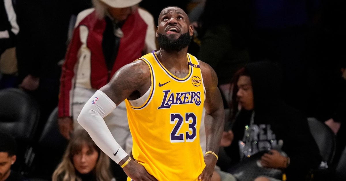 LeBron James durante a eliminação dos Lakers na NBA (Foto: Mark J. Terrill/AP)