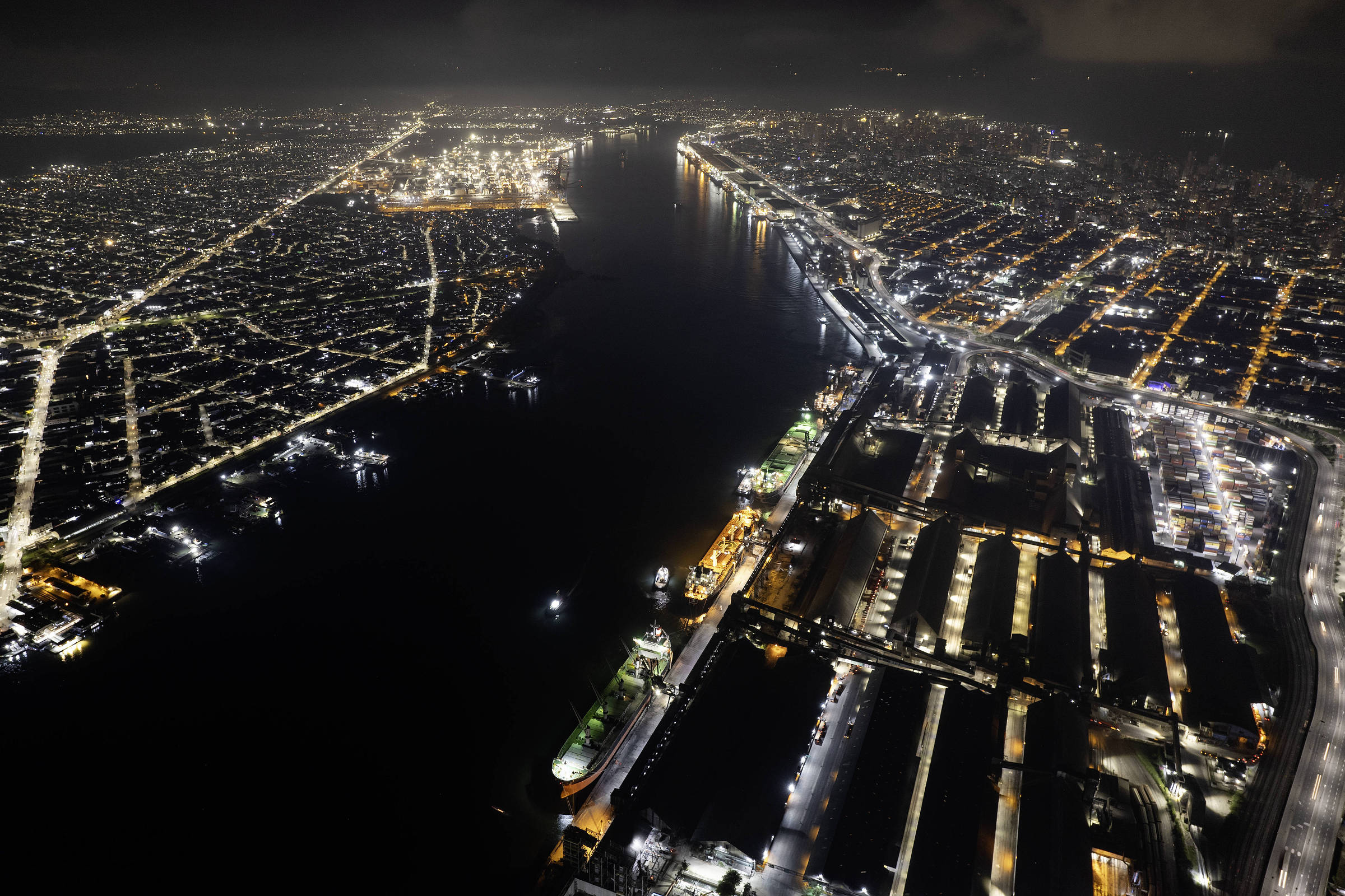 Vista aérea noturna do canal do porto de Santos. (Foto: Eduardo Knapp-19.nov.24/Folhapress)