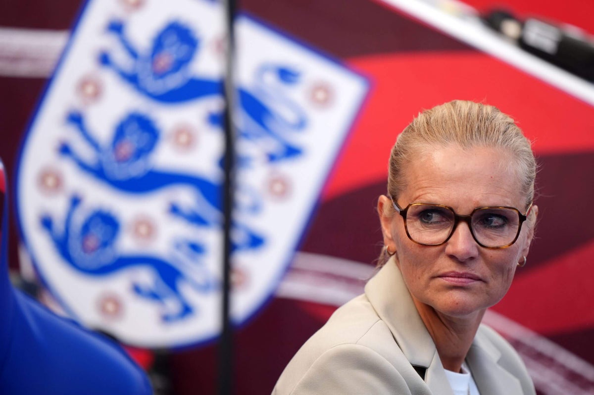Sarina Wiegman adota estilo direto e aprecia a culinária inglesa no futebol