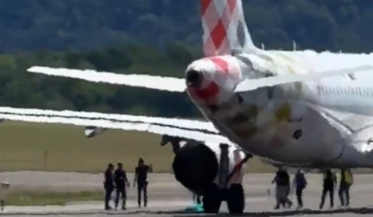 Aeroporto na Itália é fechado após tragédia com homem sugado por motor de avião