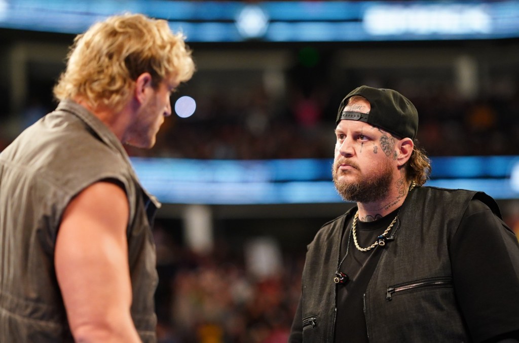 Jelly Roll e Logan Paul se enfrentam em confronto explosivo no WWE SmackDown