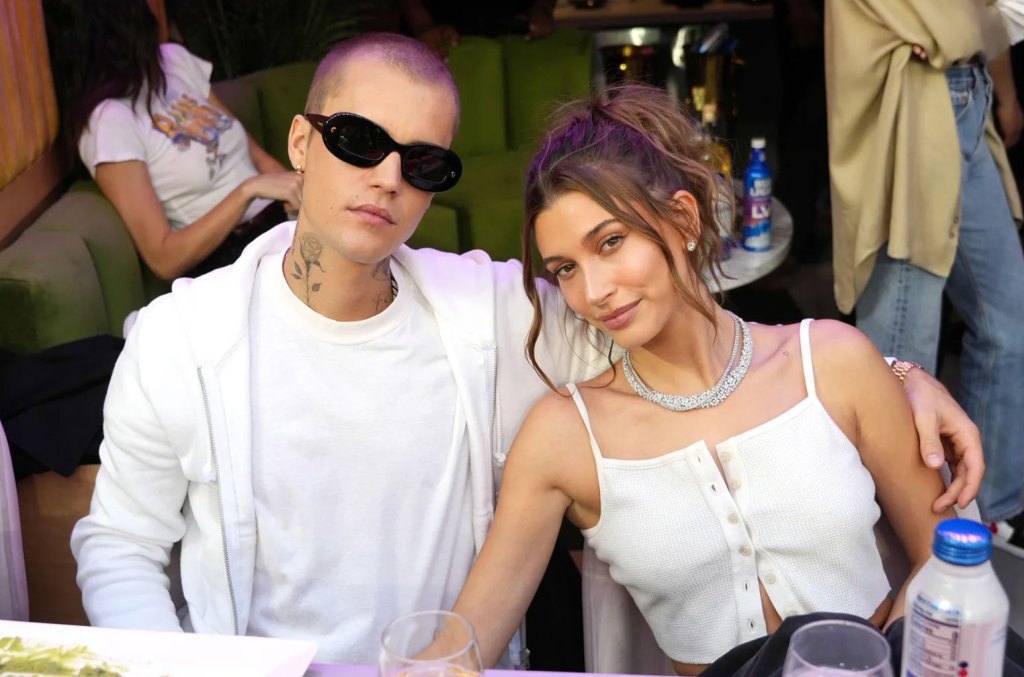 Hailey Bieber critica 'perdedores' após anúncio de álbum surpresa de Justin Bieber