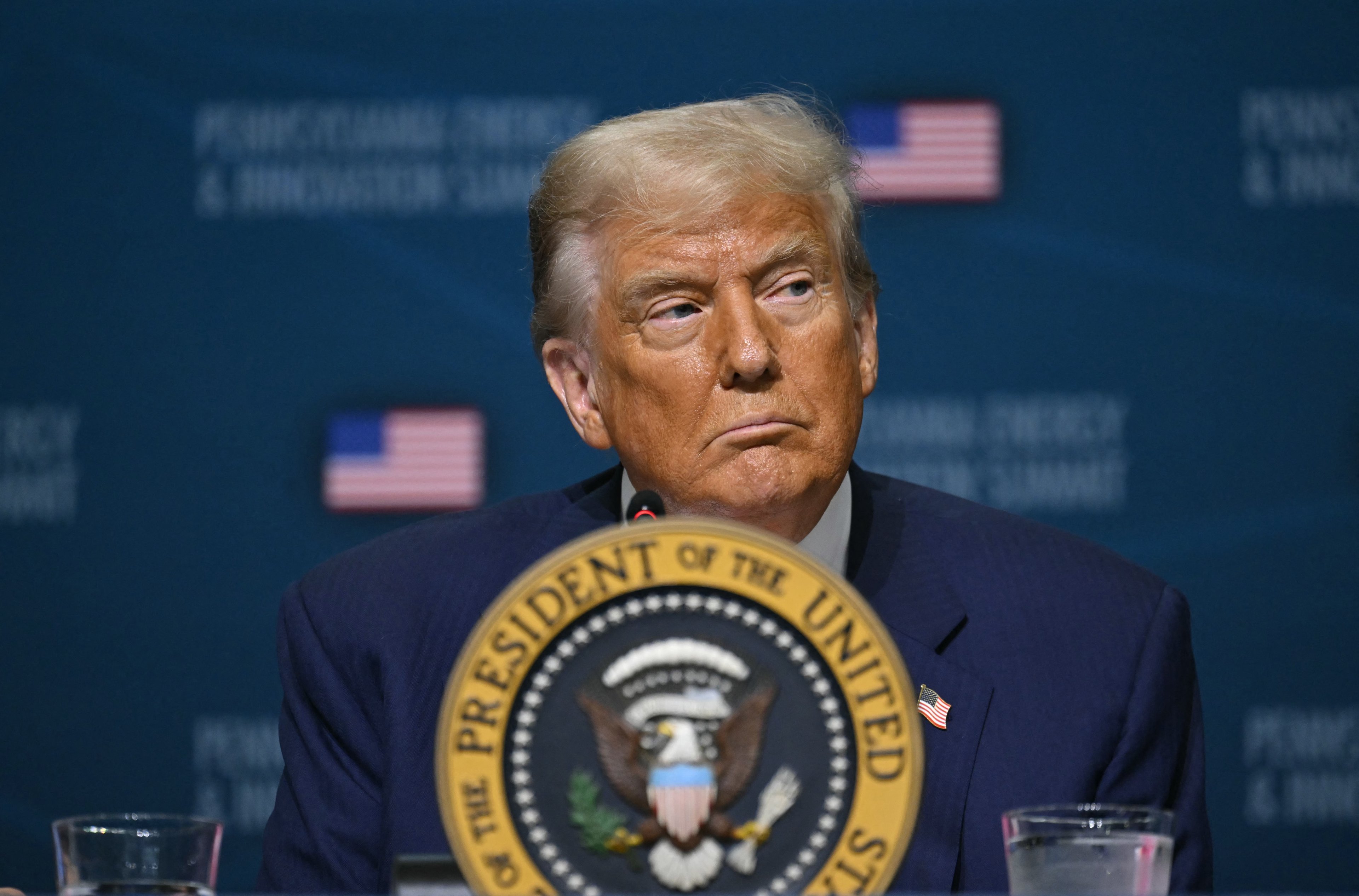Apoio dos americanos às deportações de Trump registra queda significativa