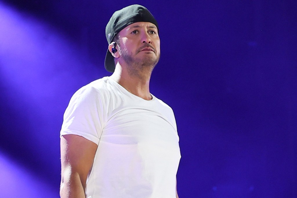 Luke Bryan critica público após objeto ser arremessado durante show ao vivo