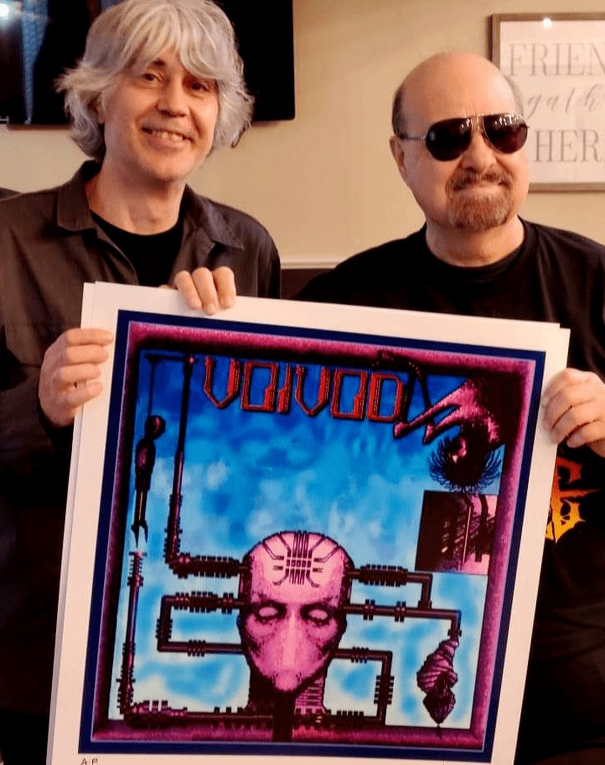 Morre Ioannis Vasilopoulos (de óculos escuros, à direita), designer por trás de capas lendárias do rock, aos 66 anos (Foto: Reprodução/Instagram)