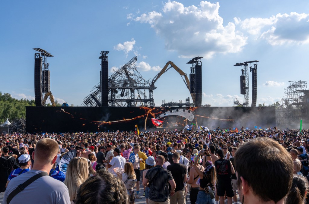 Mulher morre após participar do festival Tomorrowland 2025