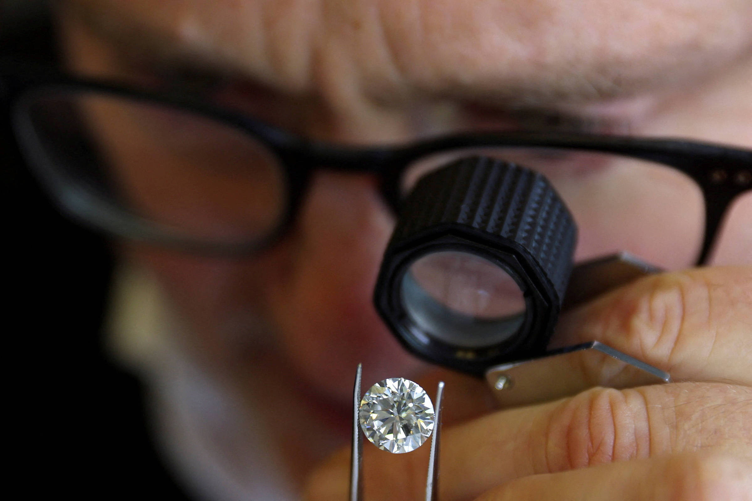 Diamantes laboratoriais ganham mercado com preços acessíveis e dominam na China