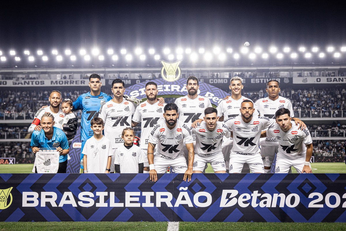 Família de Neymar adota tranças e se destaca na vila Belmiro