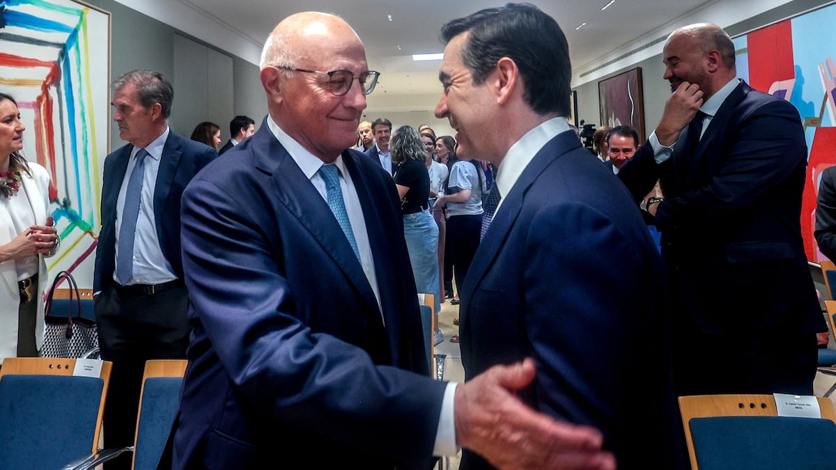 O presidente de Banc Sabadell, Josep Oliu (izq), saluda ao presidente do BBVA, Carlos Torres. (Foto: Ricardo Rubio (Europa Press/Getty Images))