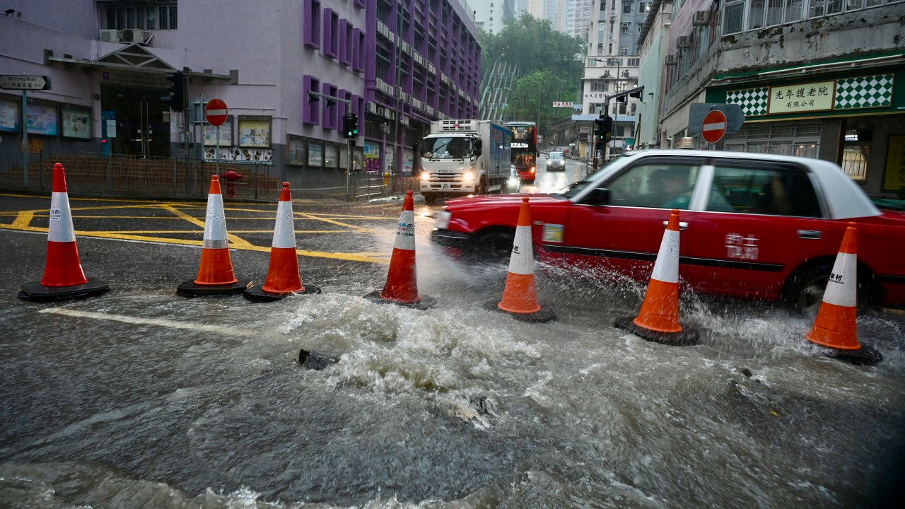 Hong Kong registra maior chuva em 140 anos e emite alerta máximo de tempestade