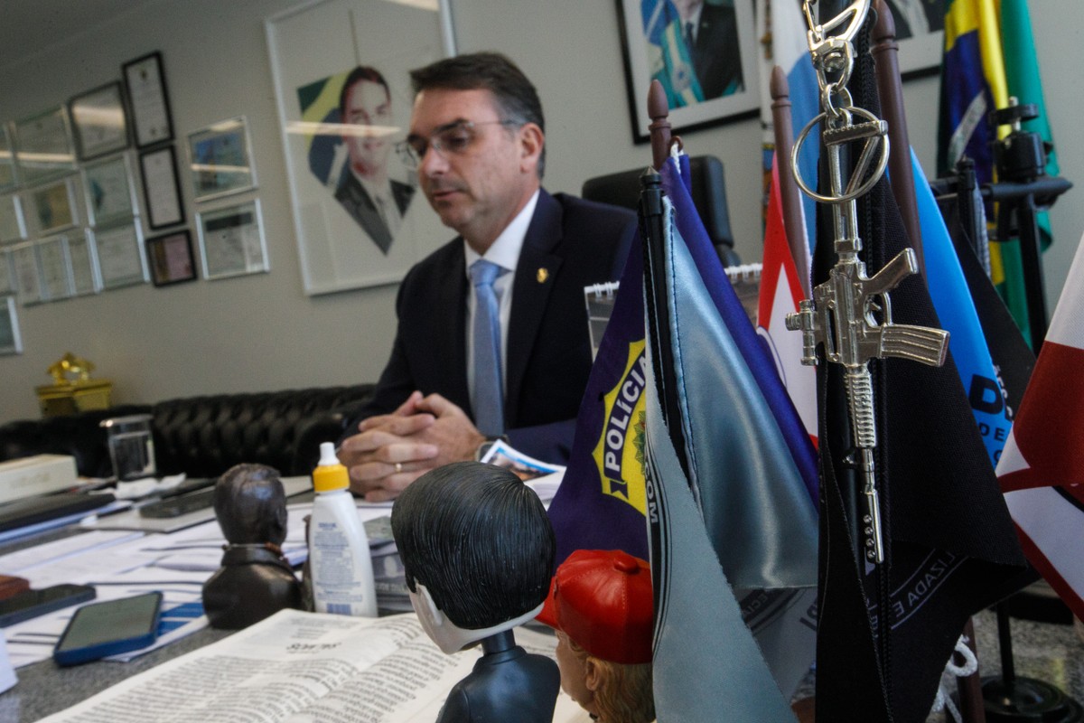 Flávio Bolsonaro afirma que decisão sobre Bacellar ao governo do Rio é para 2026