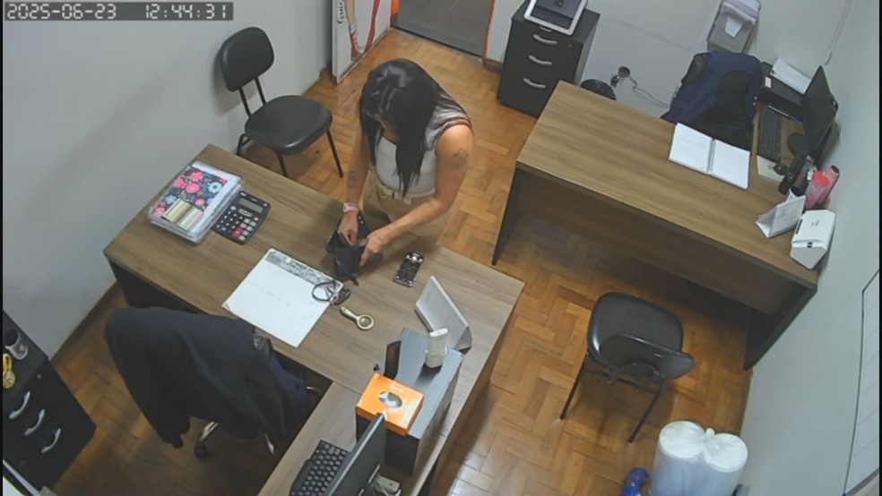 Professora é presa por usar cartões de colegas para comprar roupas de academia