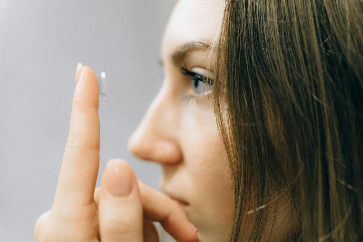 Lentes de contato ajudam humanos a ver em infravermelho. (Foto: BBC)