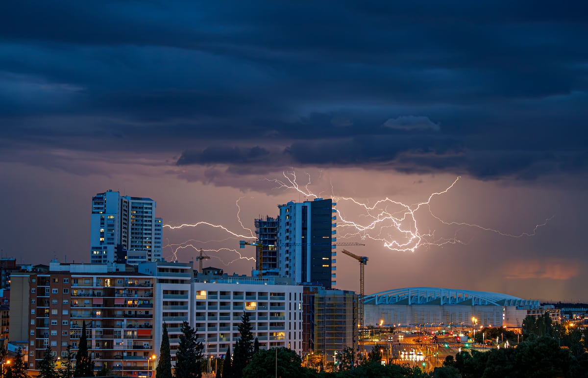 Tormenta com raios, o terça-feira em Zaragoza. (Foto: JAVIER BELVER / EFE)