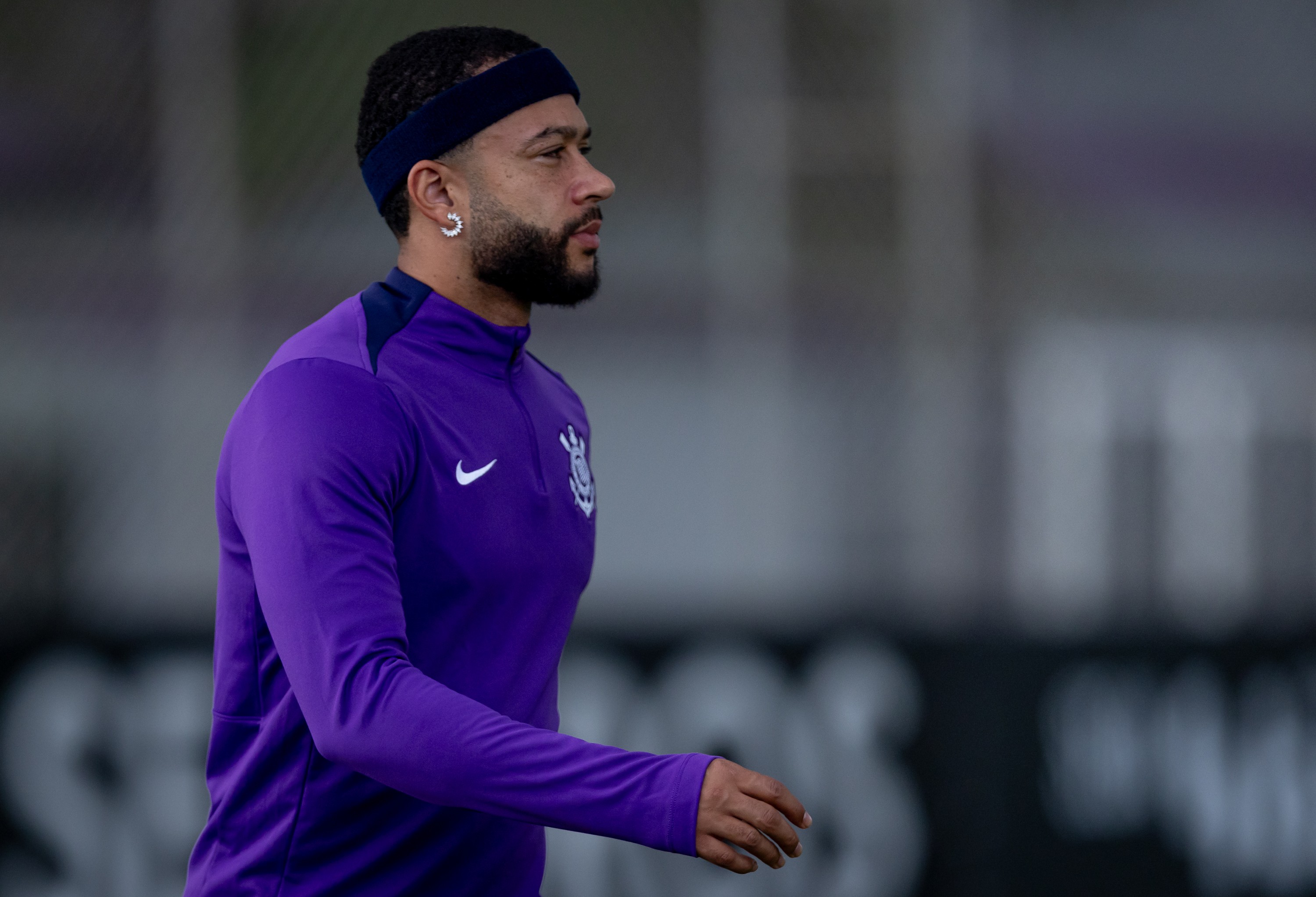 Memphis falta a treino do Corinthians após notificação de dívida e gera preocupação