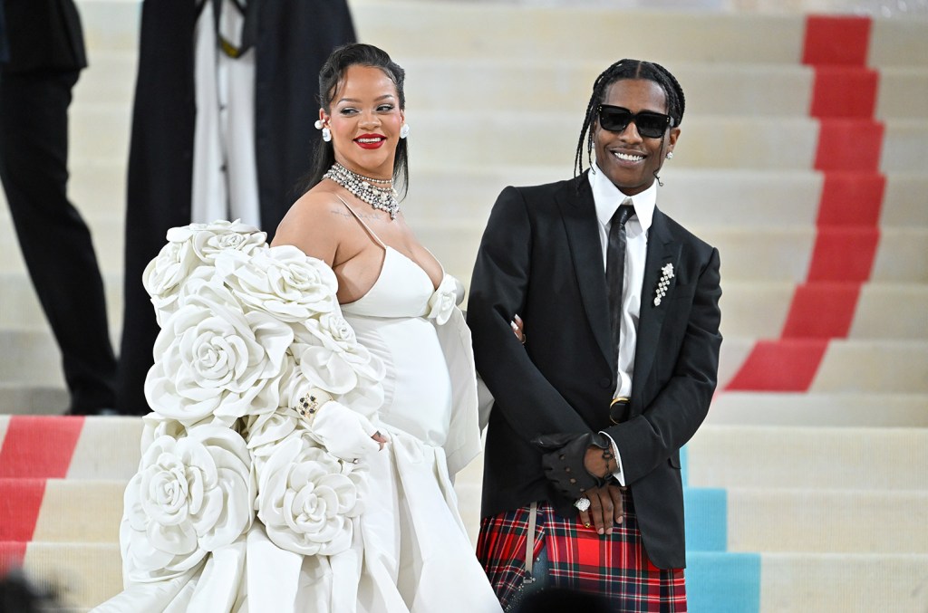 ASAP Rocky revelou que ele e Rihanna roubam as roupas um do outro, lamentando como sua parceira mergulha em seu closet "o tempo todo". (Foto: Reprodução)