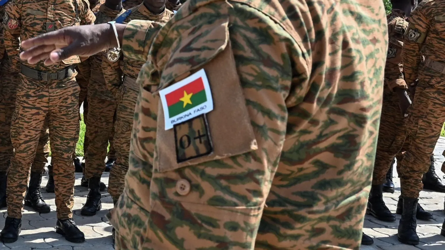 Ataques militantes continuaram em Burkina Faso, apesar das promessas do Exército de combater a insurgência. (Foto: AFP via Getty Images)