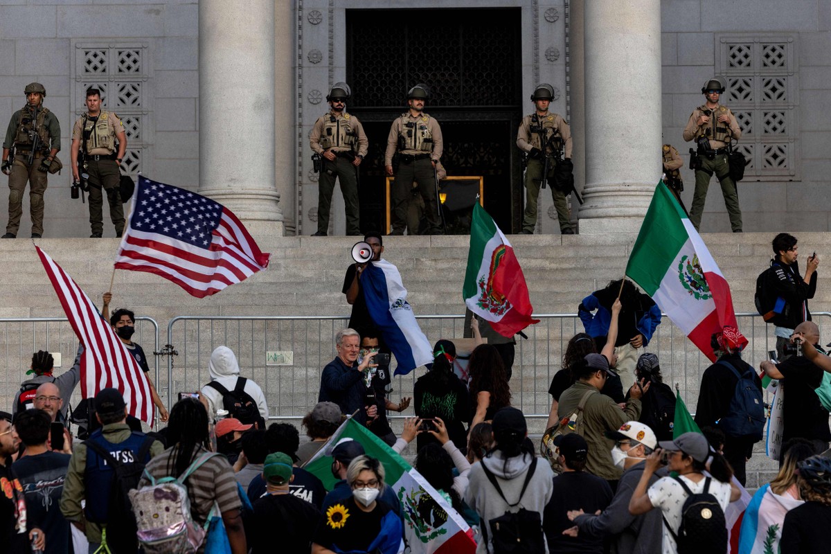 Trump celebra 79 anos com desfile militar em meio a protestos nos EUA