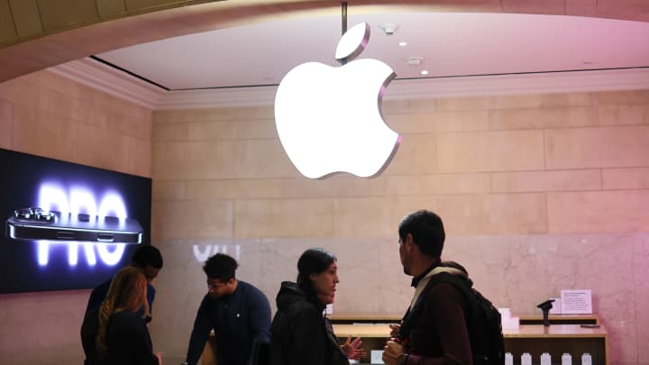 As pessoas fazem compras em uma loja da Apple na Grand Central Station em Nova Iorque em 4 de abril de 2025. (Foto: Michael M. Santiago/Getty Images)