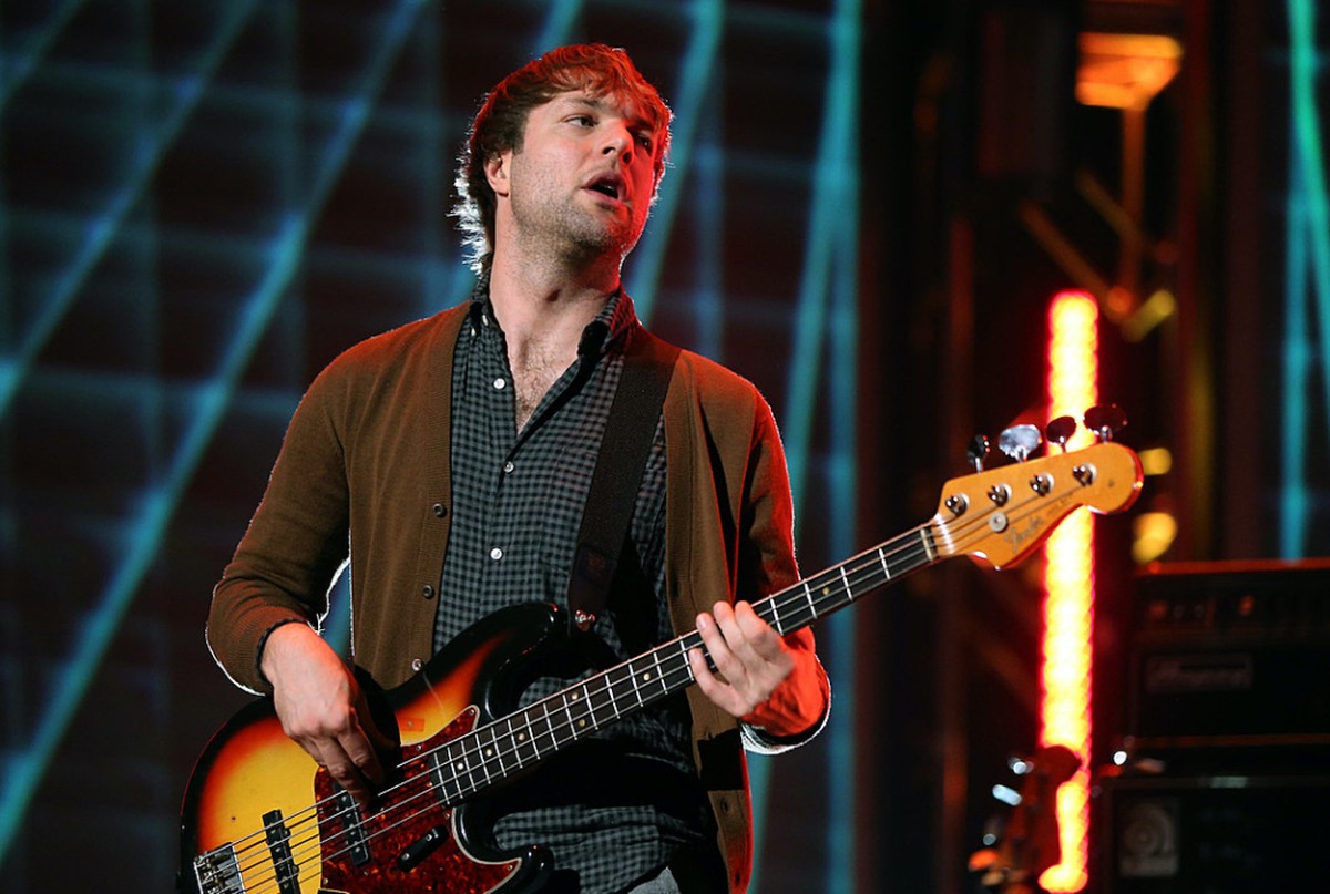Ex-baixista do Maroon 5 é acusado de agredir esposa após descobrir traições