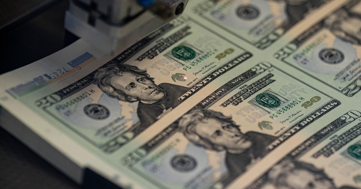 Dólar atinge R$ 5,59 e Ibovespa recua com retorno do decreto do IOF