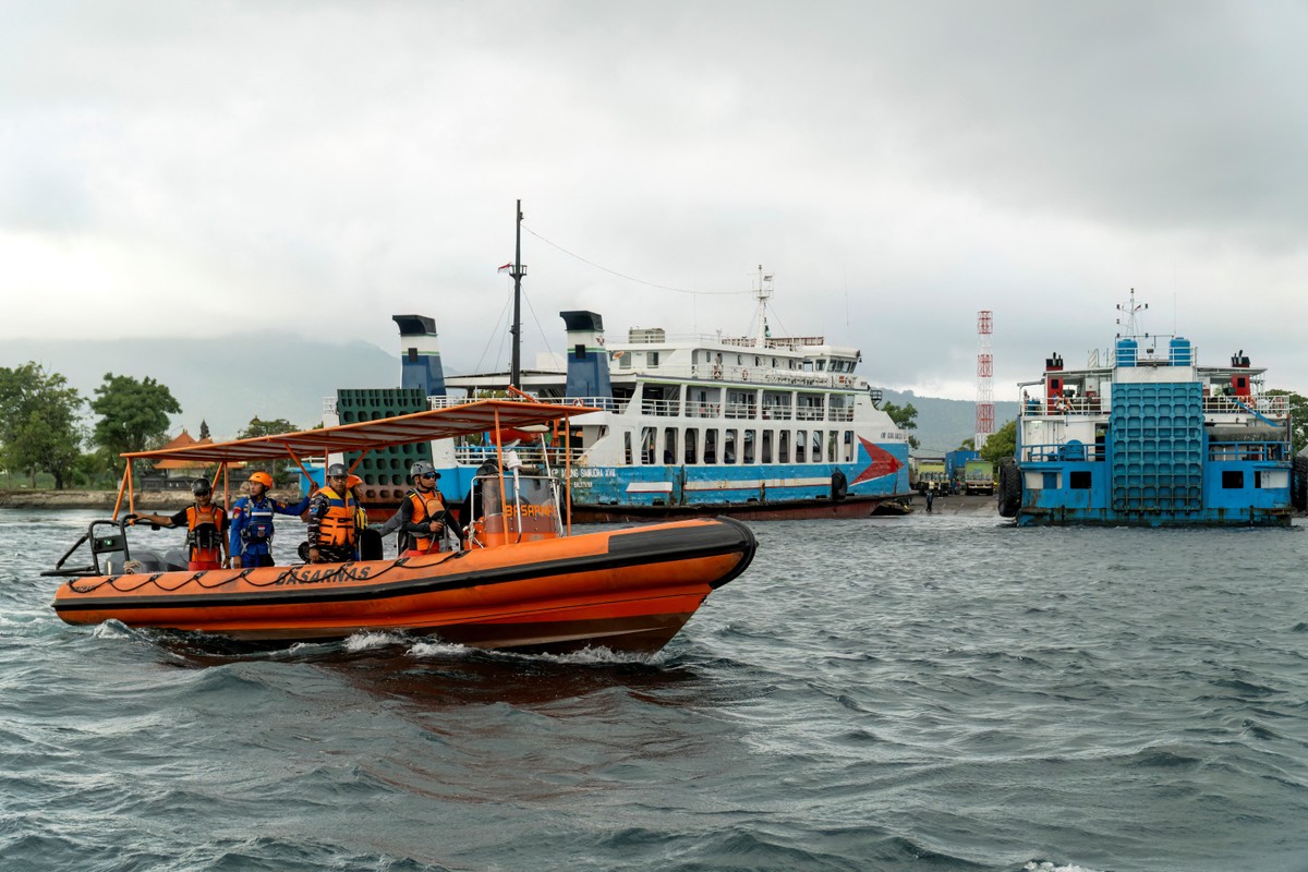 Indonésia intensifica operações de resgate após balsa naufragar com 30 desaparecidos