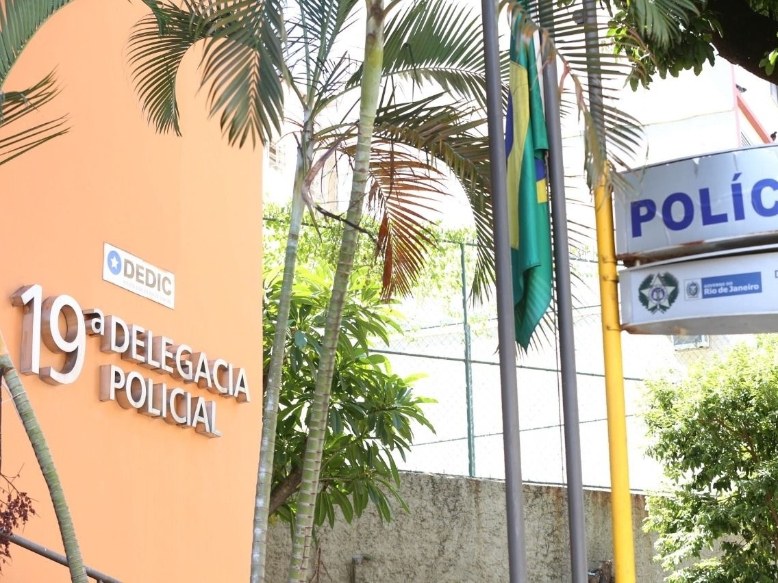 Mulher é acusada de torturar mãe para roubar aposentadoria em caso chocante