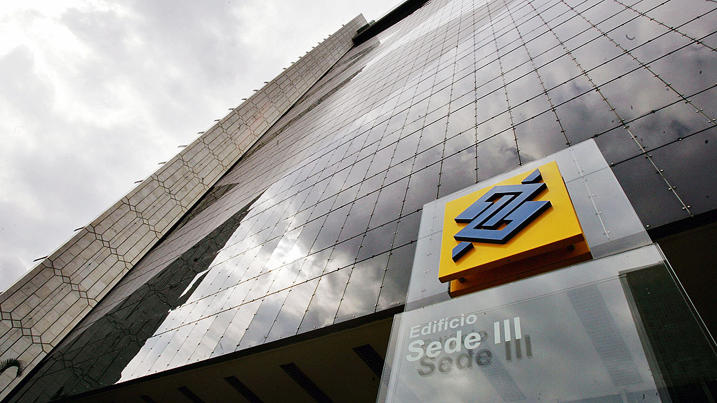Ibovespa registra leve queda à espera dos resultados do Banco do Brasil