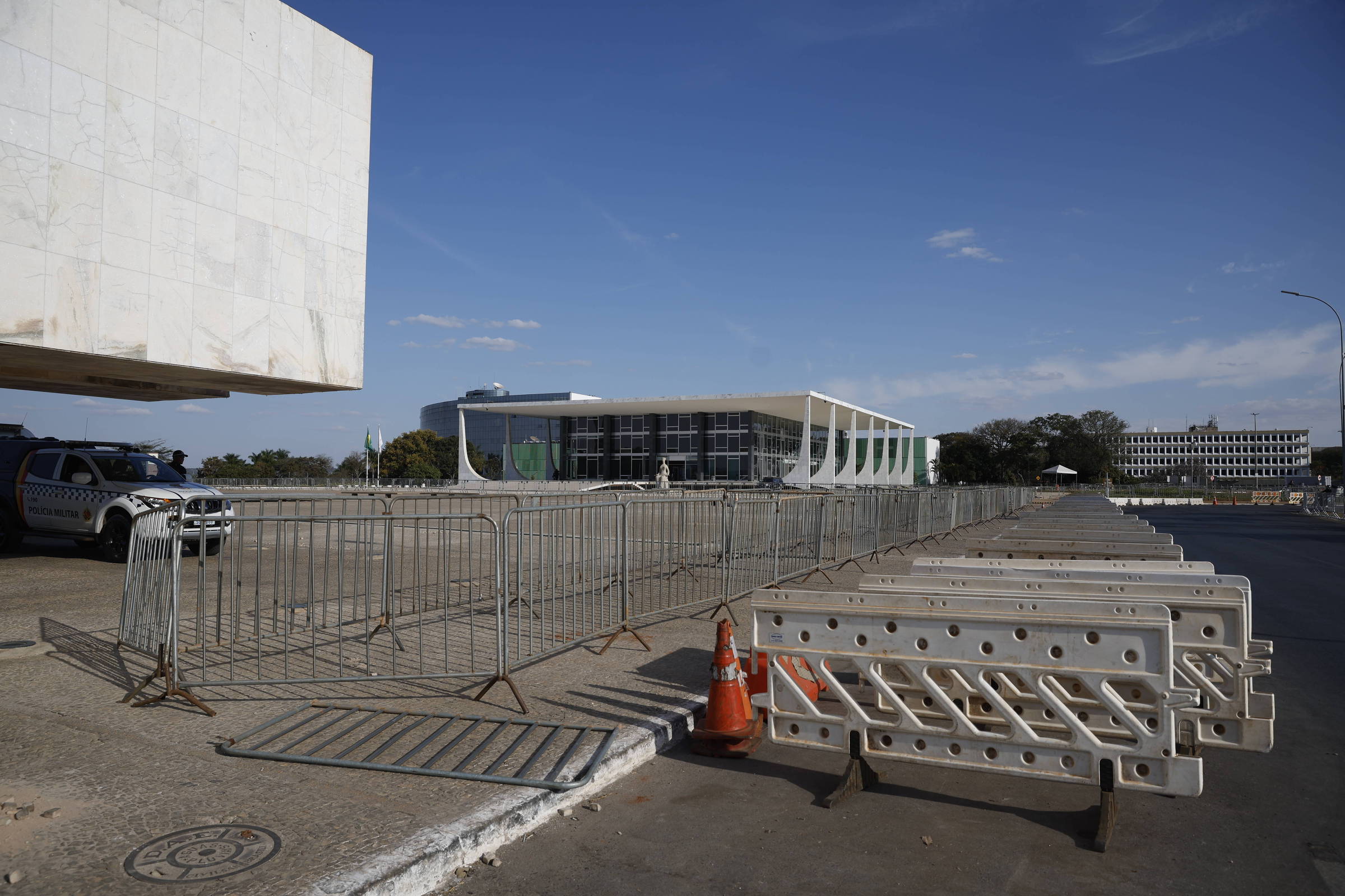 Ibaneis propõe remover grades da Praça dos Três Poderes após montagem de barraca