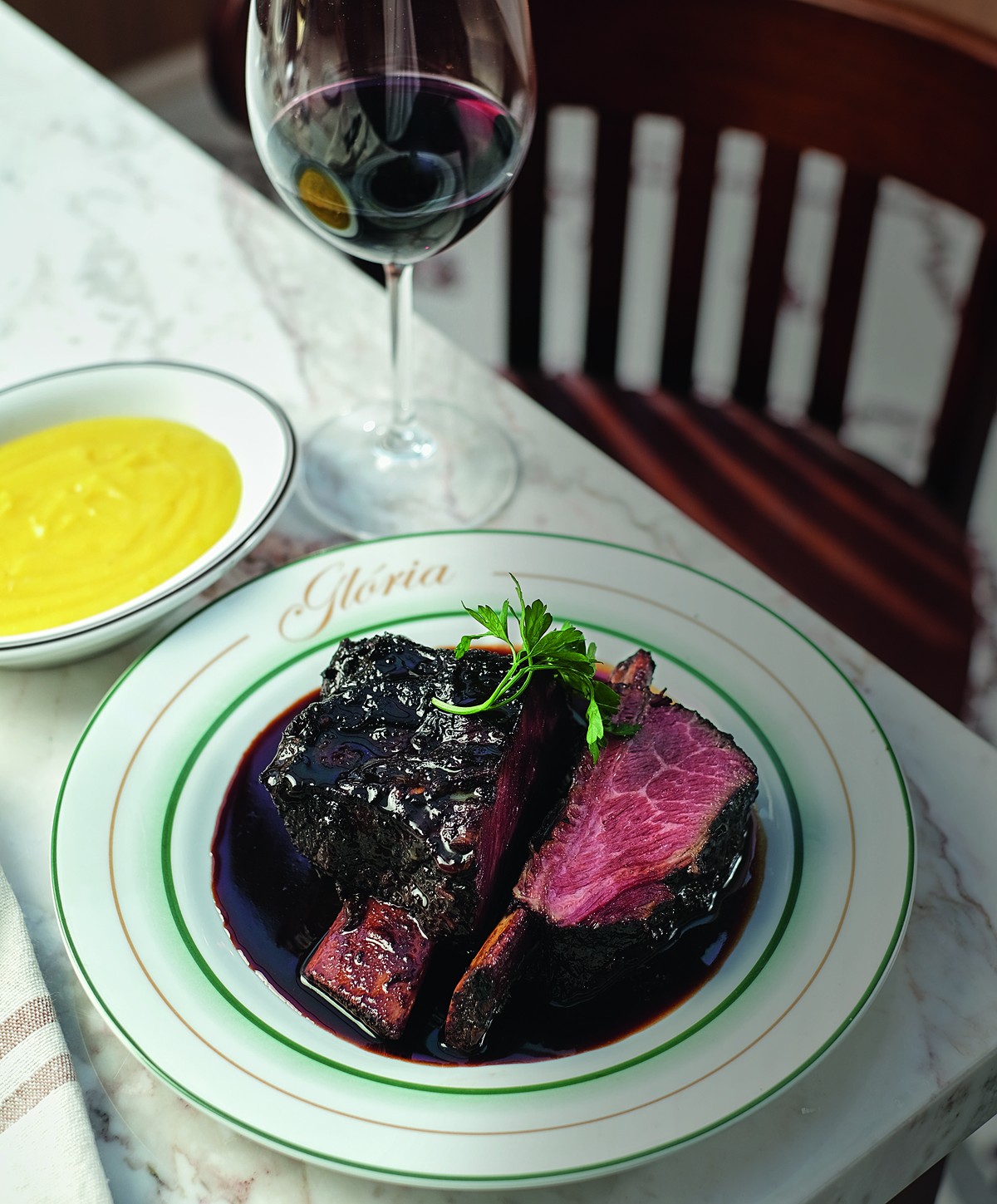 Glória Bistrô inaugura em Ipanema com pastrami artesanal e cozinha francesa