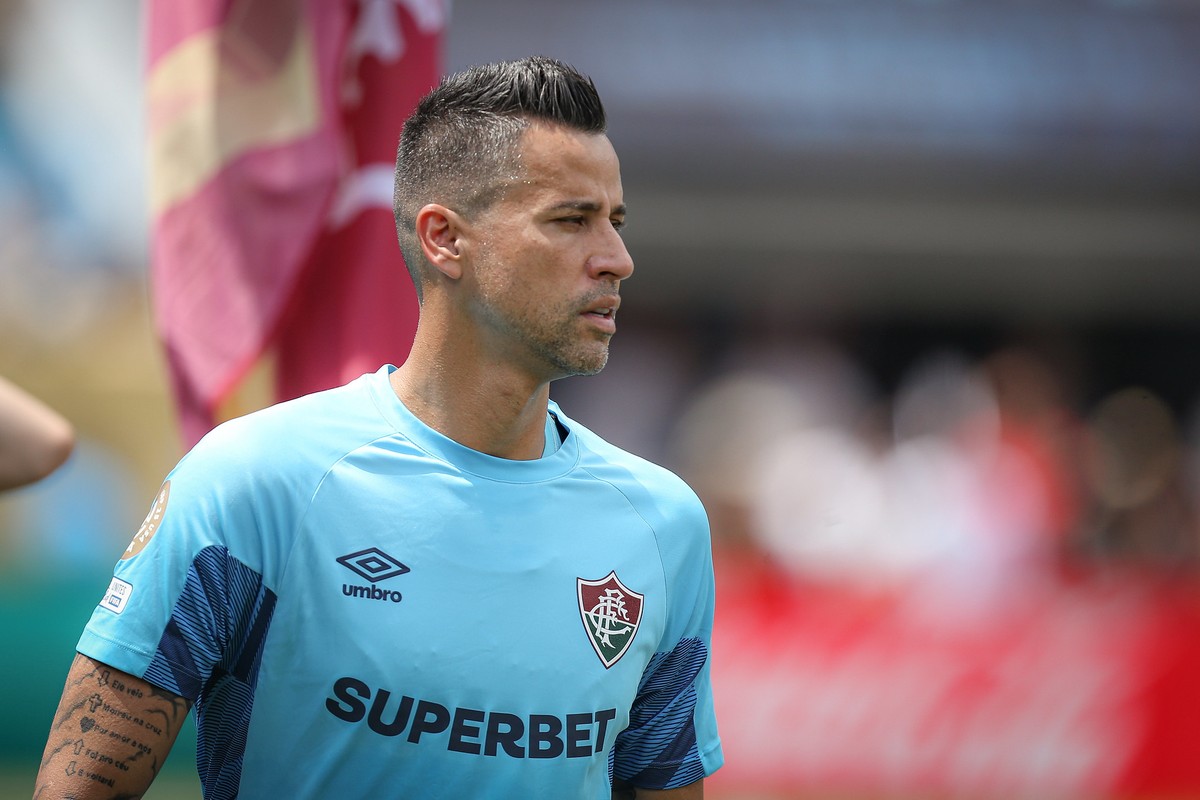 Fábio brilha contra a Inter e se torna ídolo da torcida