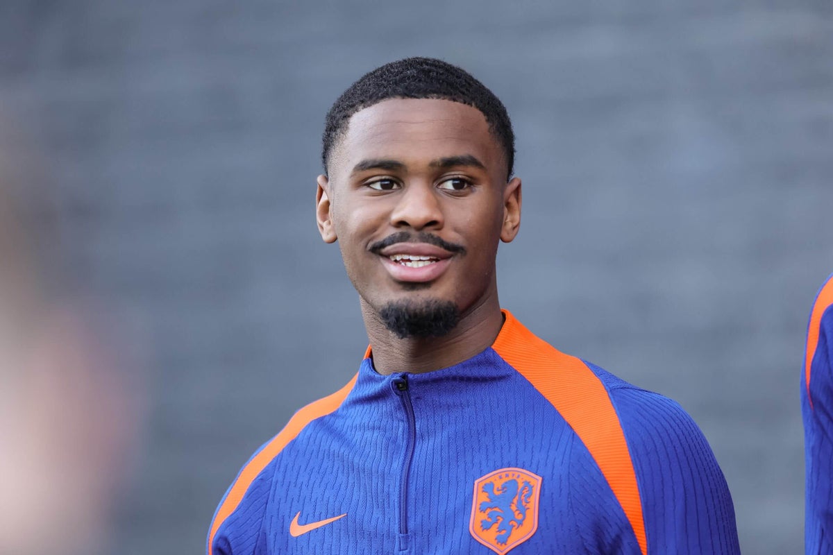 Chelsea negocia com Ajax para contratar o defensor Jorrel Hato