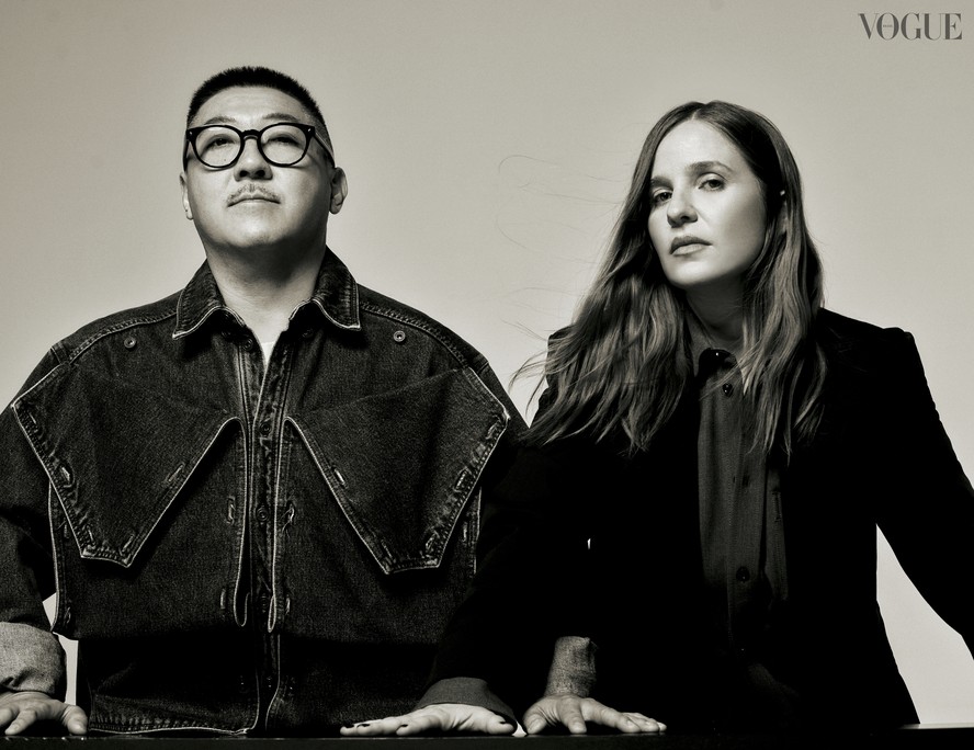 Daniel Ueda e Rita Lazzarotti na edição de maio de 2025 da Vogue Brasil, que celebra 50 anos no país. (Foto: Vogue/Lufré)