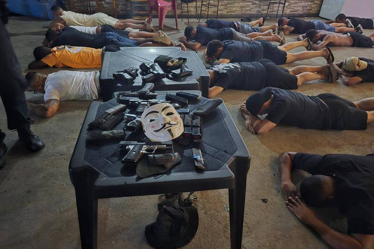 Suspeitos de envolvimento com milícia em Duque de Caxias (RJ) são rendidos pela polícia durante festa de aniversário neste domingo (13). (Foto: Divulgação/Polícia Civil do RJ)