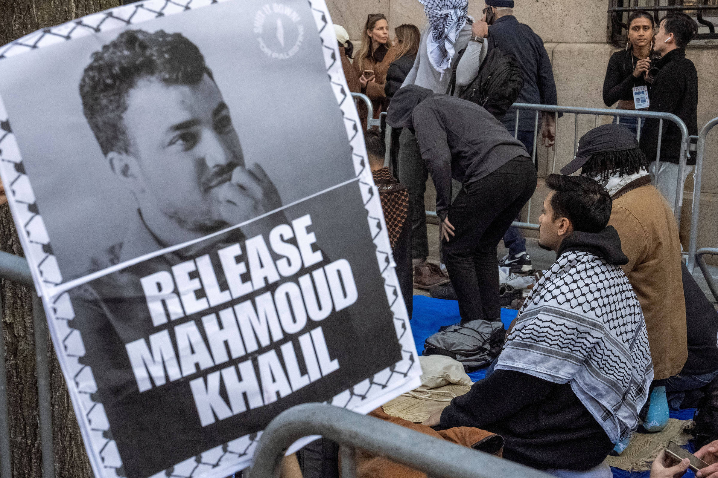 Manifestantes muçulmanos rezam durante protesto pedindo a libertação do estudante Mahmoud Khalil no campus da Universidade Columbia, em Nova York, nos EUA (Foto: David Dee Delgado/Reuters)