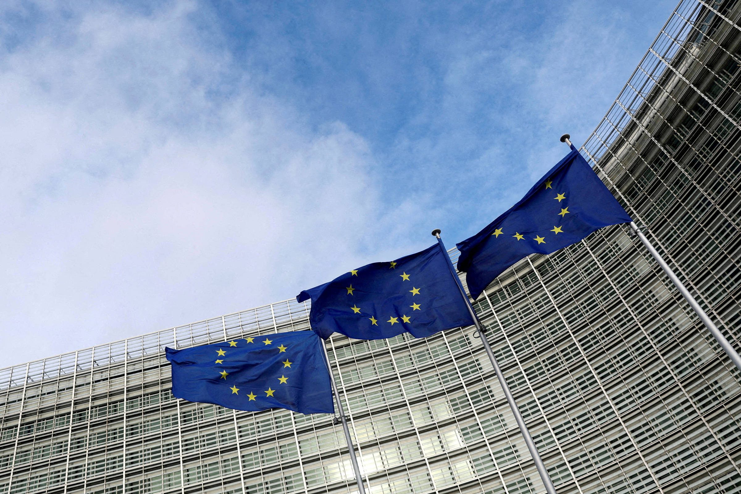 União Europeia estabelece novas diretrizes para sistemas avançados de inteligência artificial