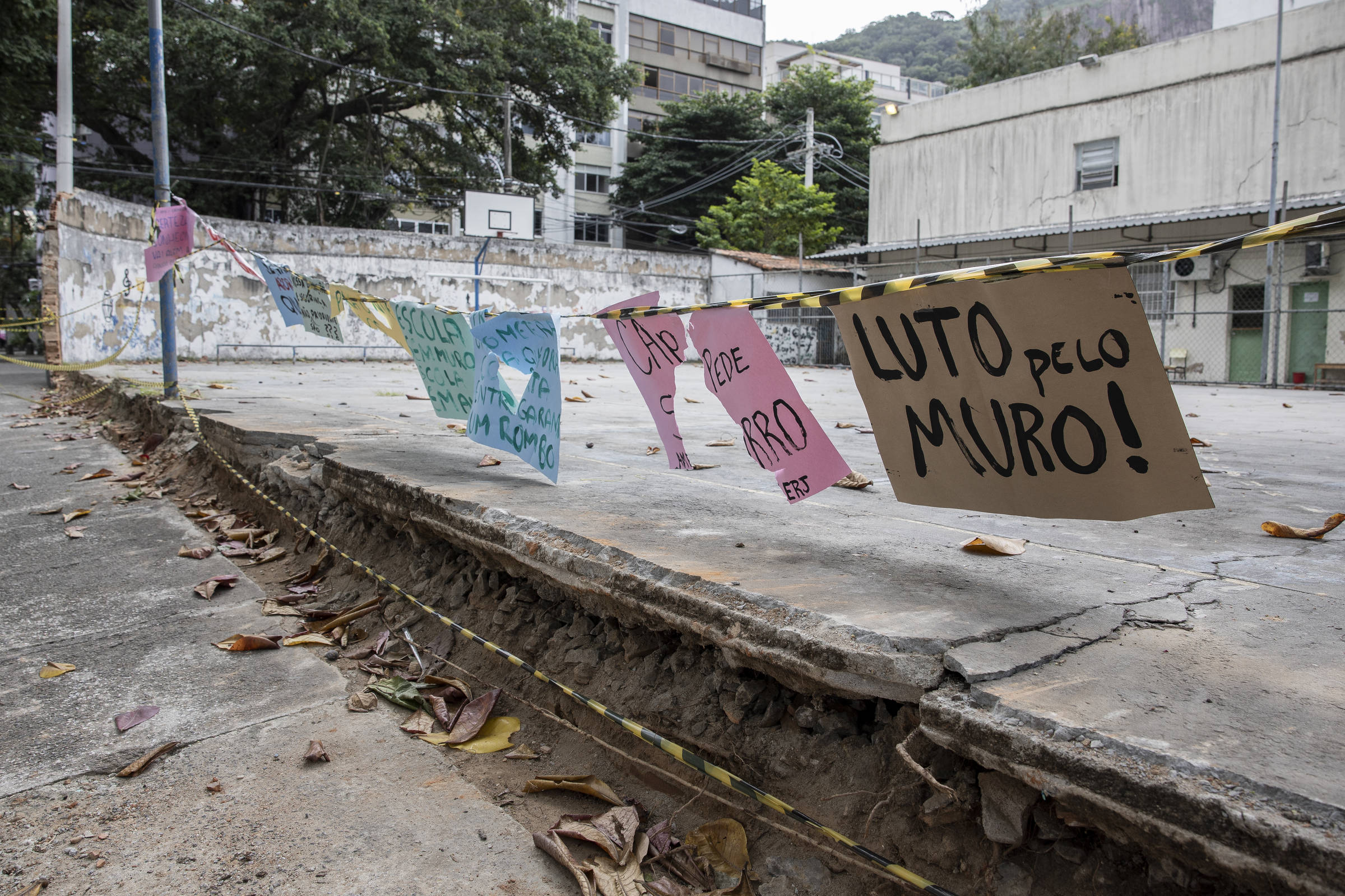 Muro da UFRJ desaba após meses de precariedade e alunos apontam novos problemas