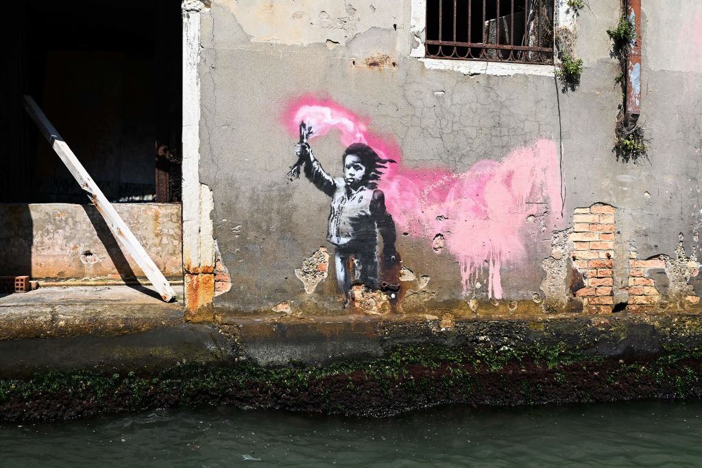 Mural de Banksy com criança migrante é removido de parede em Veneza para restauração