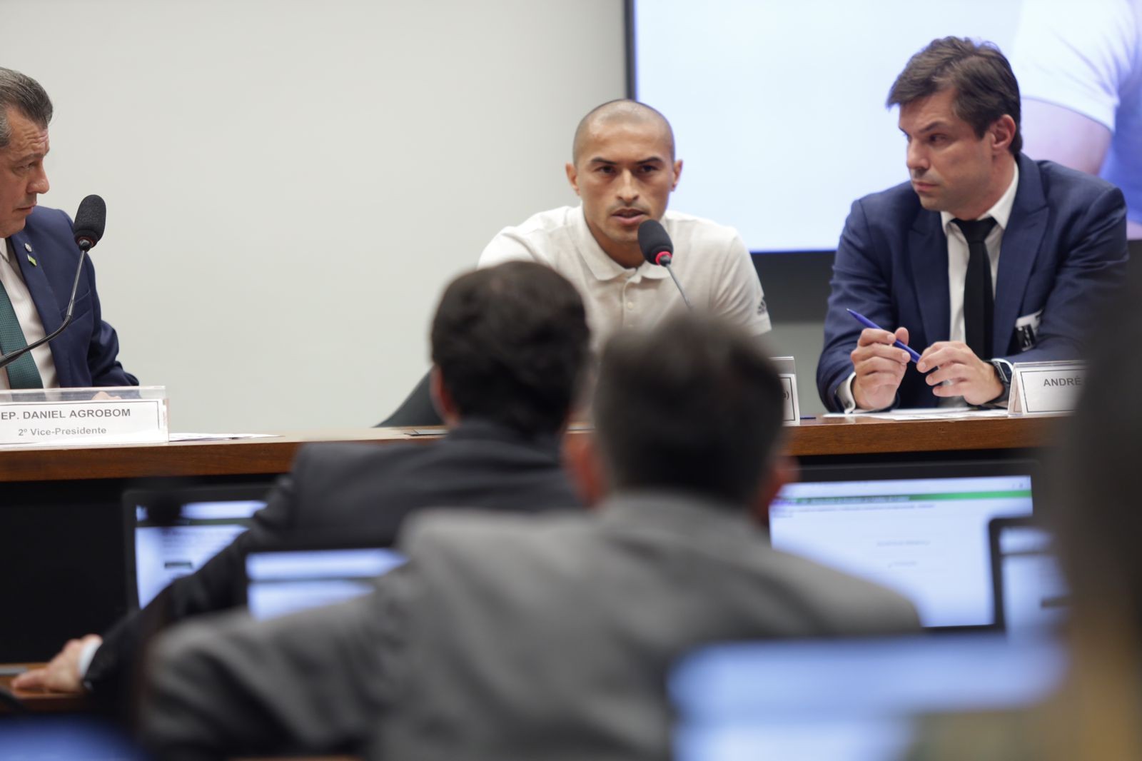 Nino Paraíba entrega tortas durante suspensão e busca novo clube no futebol