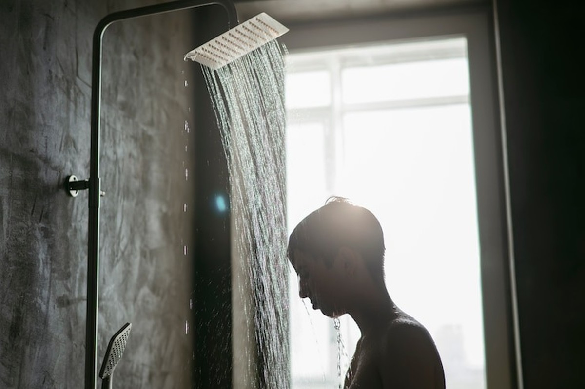 Banho permite remover suor, sujeira e células mortas que se acumulam no corpo (Foto: Freepik)