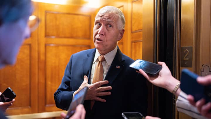 Senador Thom Tillis, do Partido Republicano da Carolina do Norte, fala com repórteres ao deixar o plenário do Senado no Capitólio dos Estados Unidos na quinta-feira, 13 de março de 2025. (Foto: Bill Clark | Cq-roll Call, Inc. | Getty Images)