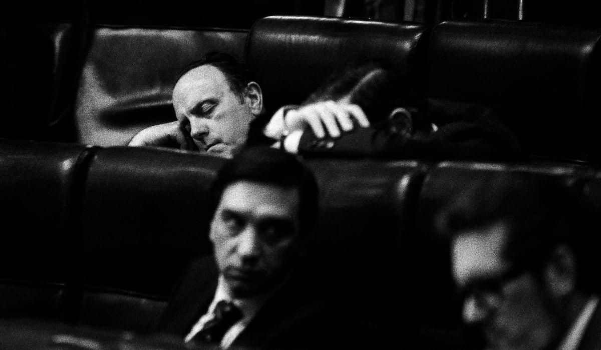 Manuel Fraga Iribarne dorme em seu escaço no Congresso dos Deputados, em 1987, quando era líder de Aliança Popular. (Foto: Marisa Flórez)