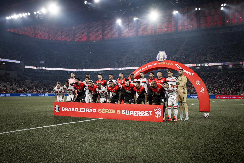 Times do Athletico-PR e Botafogo-SP em homenagem a Pedro Severino (Foto: Igor Barrankievcz/Agência Botafogo/Divulgação)