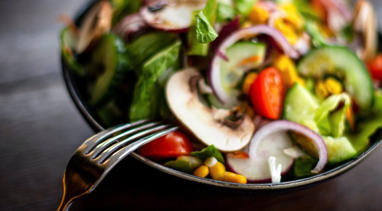 Comer frutas, vegetais, grãos integrais, nozes, legumes, gorduras insaturadas e produtos lácteos com baixo teor de gordura leva a maiores chances de envelhecimento saudável. (Foto: Sina Schuldt/picture alliance via Getty Images)
