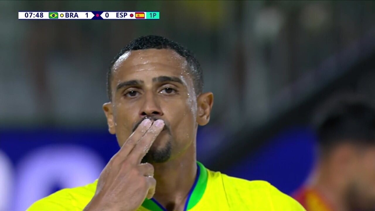 Edson Hulk comemora gol do Brasil contra Omã na Copa do Mundo de futebol de areia (Foto: Alex Grimm - FIFA/FIFA via Getty Images)